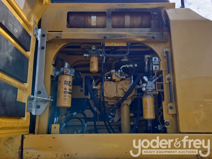 2019-caterpillar-352-image-42