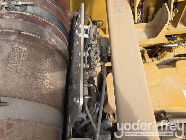 2019-caterpillar-352-image-71
