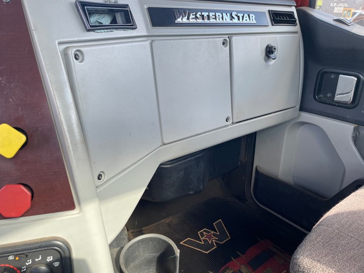 2016-western-star-4900sb-image-86