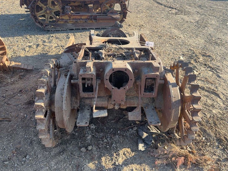 caterpillar-thirty-image-9