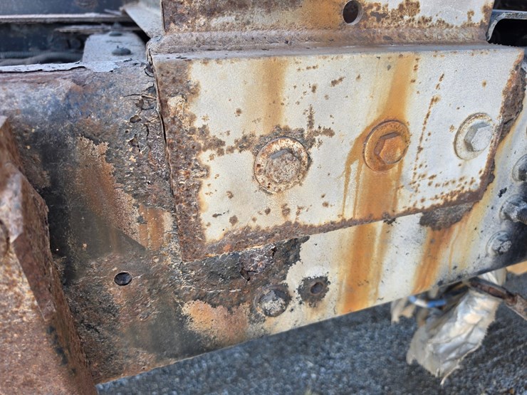 2011-freightliner-m2-106-image-100