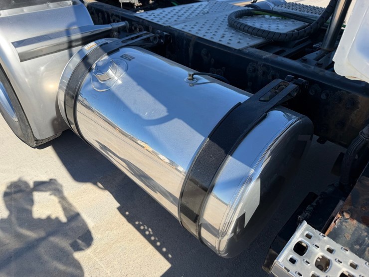 #1726-•-2019-western-star-day-cab-truck-tractor-image-29