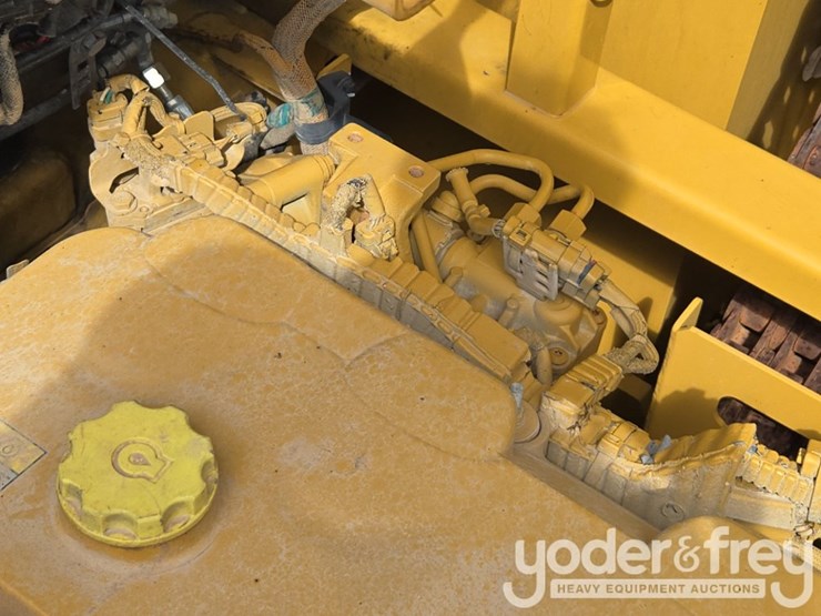 2019-caterpillar-352-image-68