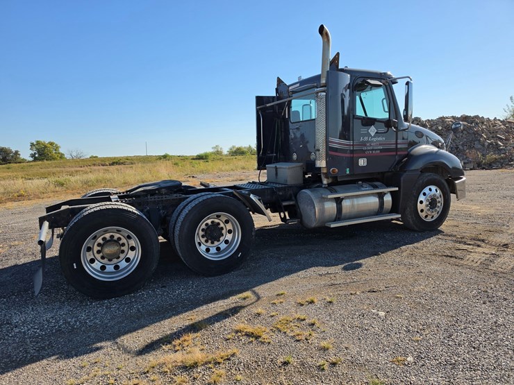 2016-freightliner-columbia-120-image-14
