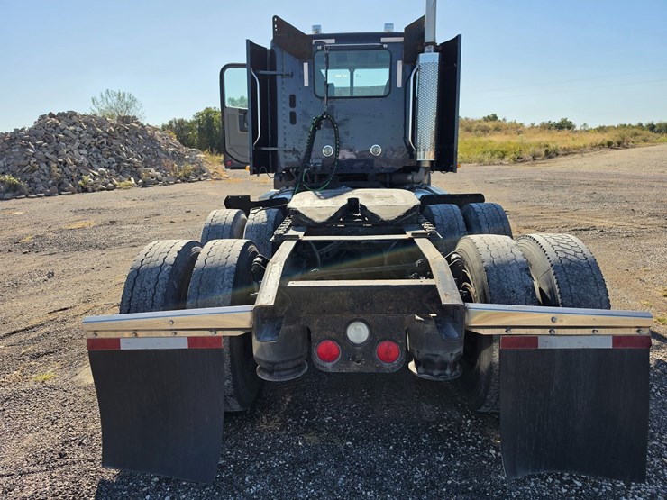 2016-freightliner-columbia-120-image-71