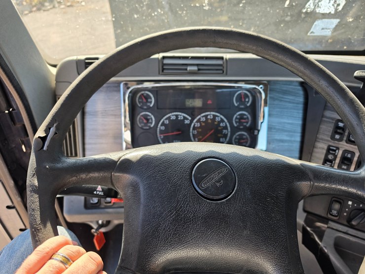 2016-freightliner-columbia-120-image-63