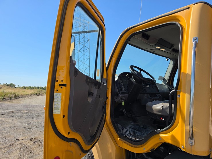 2011-freightliner-m2-106-image-69