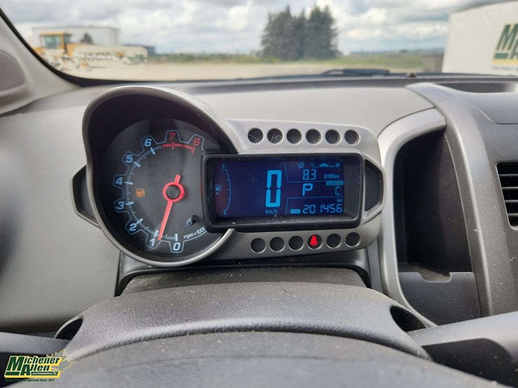2015-chevrolet-sonic-lt-image-21