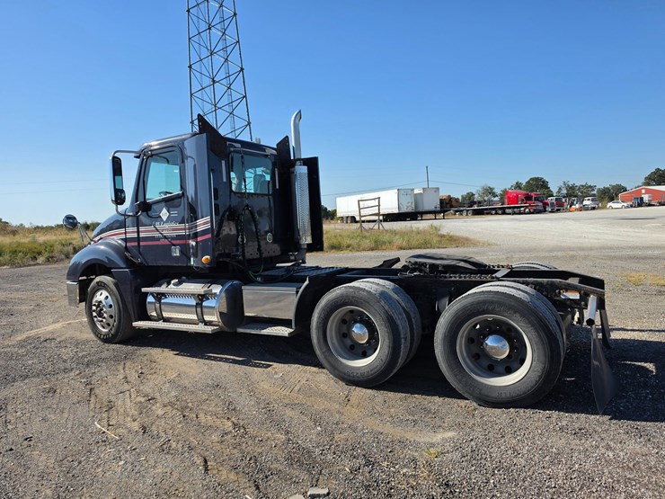 2016-freightliner-columbia-120-image-7