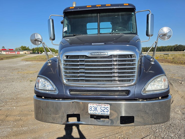 2016-freightliner-columbia-120-image-23