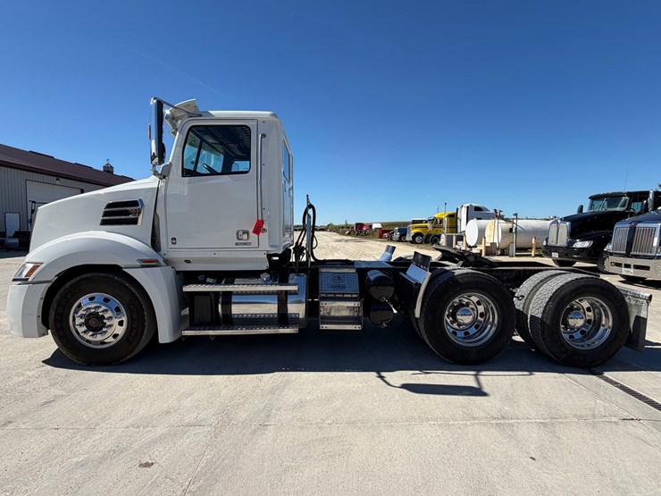 #1726-•-2019-western-star-day-cab-truck-tractor-image-2