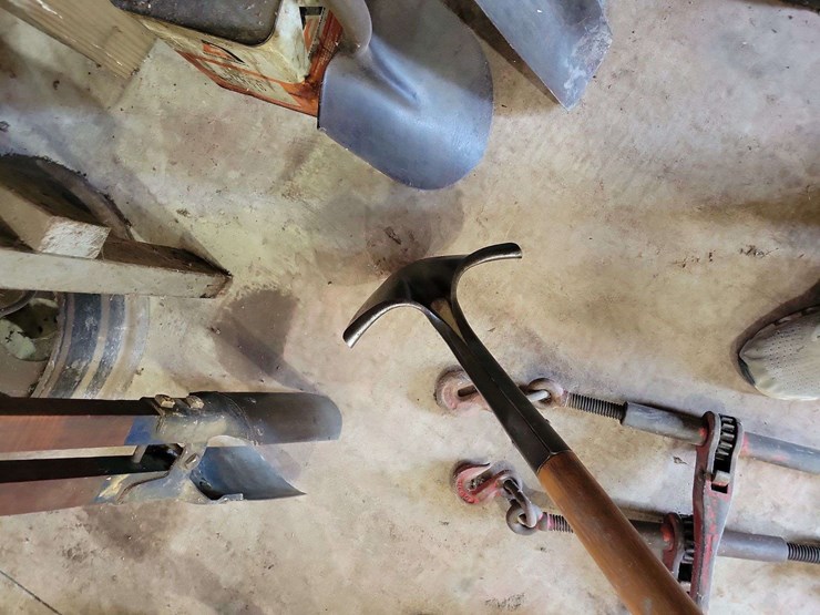 long-handled-shovel-with-wood-shaft-and-metal-blade-image-2