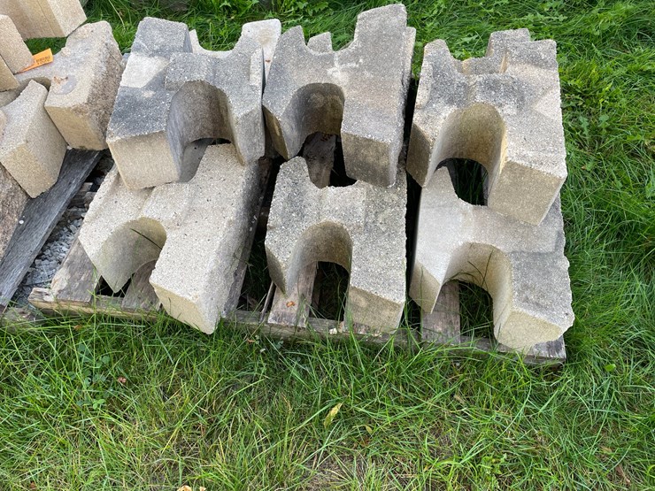 #3200-•-pallet-of-interlocking-concrete-retaining-wall-blocks-image-4
