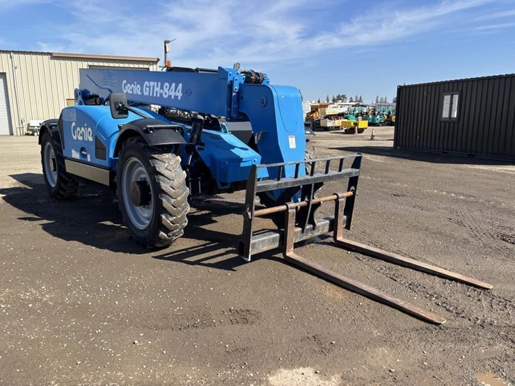 2020-genie-gth844-image-2