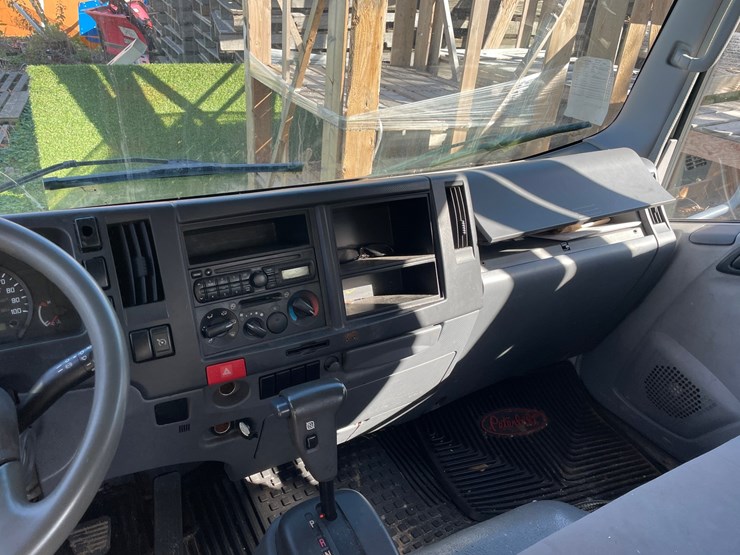 isuzu-nqr-image-28