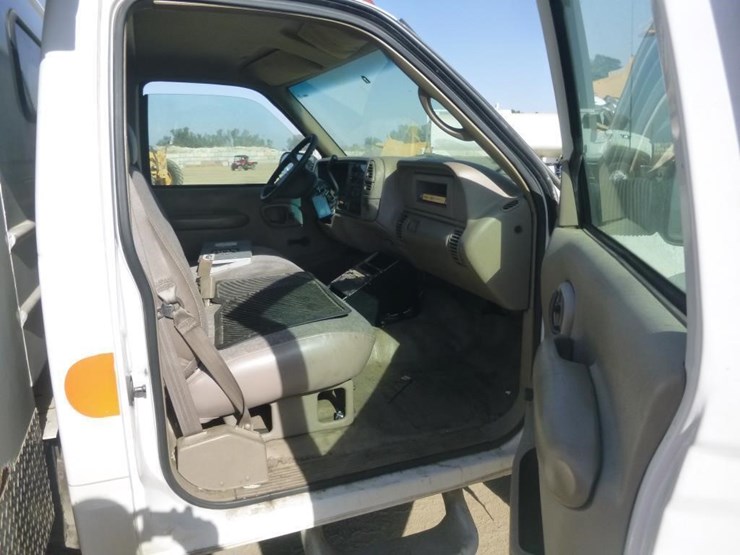 2002-chevrolet-3500hd-image-19