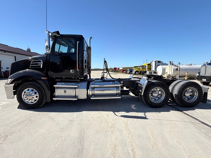 #1727-•-2020-western-star-day-cab-truck-tractor-image-2