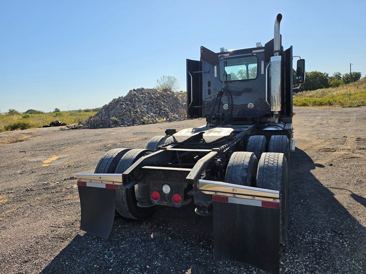 2016-freightliner-columbia-120-image-12