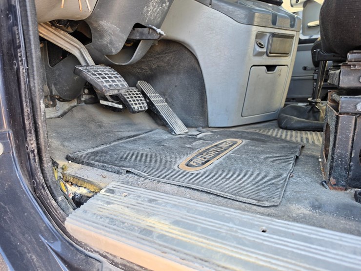 2016-freightliner-columbia-120-image-49