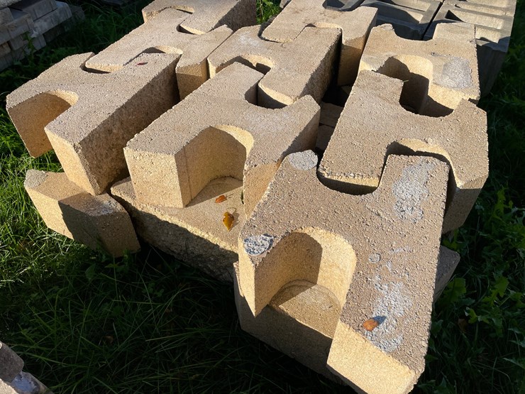 #3190-•-pallet-of-concrete-retaining-wall-blocks-image-6