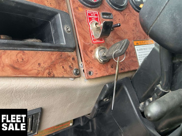 2007-peterbilt-335-image-18