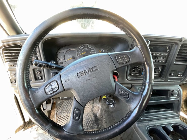 2004-gmc-2500hd-image-54