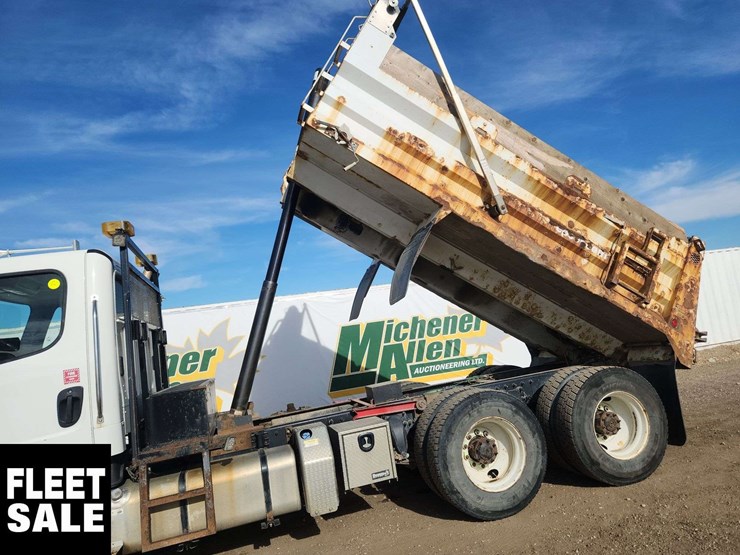 2018-freightliner-m2-106-image-31