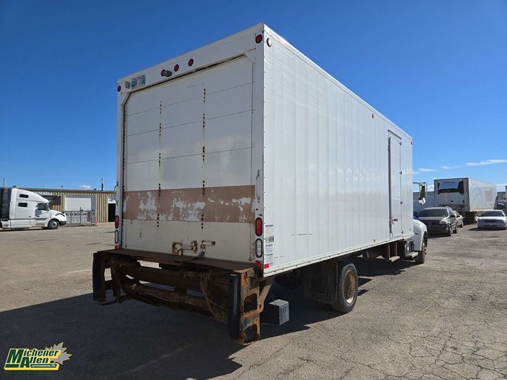 2014-peterbilt-325-image-4