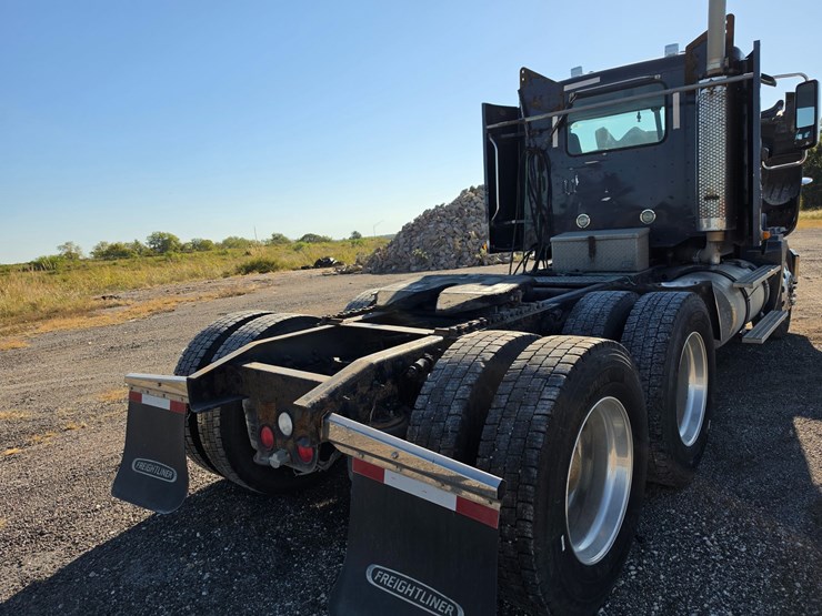 2016-freightliner-columbia-120-image-72