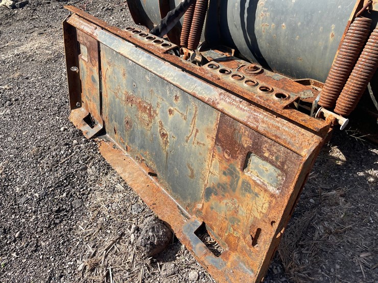 #3169-•-bobcat-universal-mount-hydraulic-angle-plow-image-5