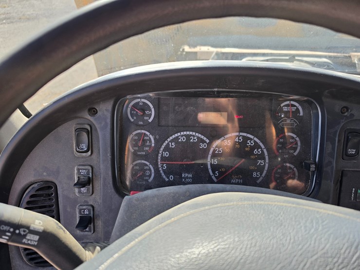2011-freightliner-m2-106-image-83
