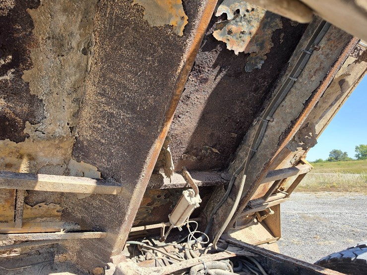 2011-freightliner-m2-106-image-33
