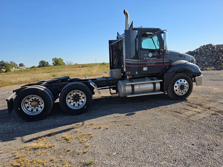 2016-freightliner-columbia-120-image-15