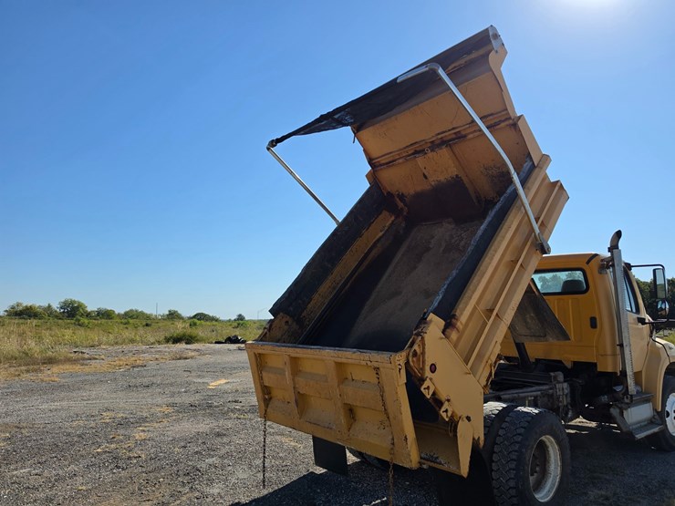 2011-freightliner-m2-106-image-26