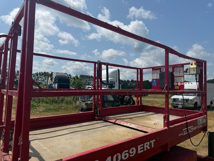 #2085-•-2016-mec-4096-ert-scissor-lift-image-19