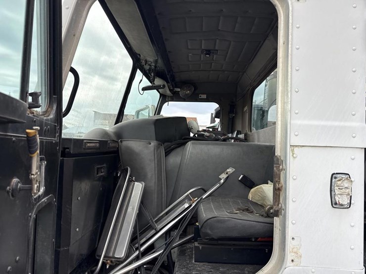 2005-peterbilt-320-image-15