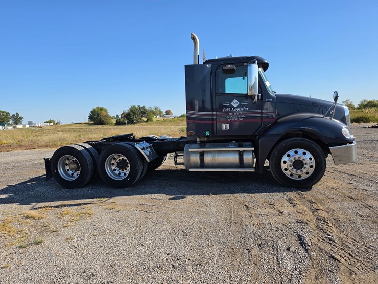2016-freightliner-columbia-120-image-17