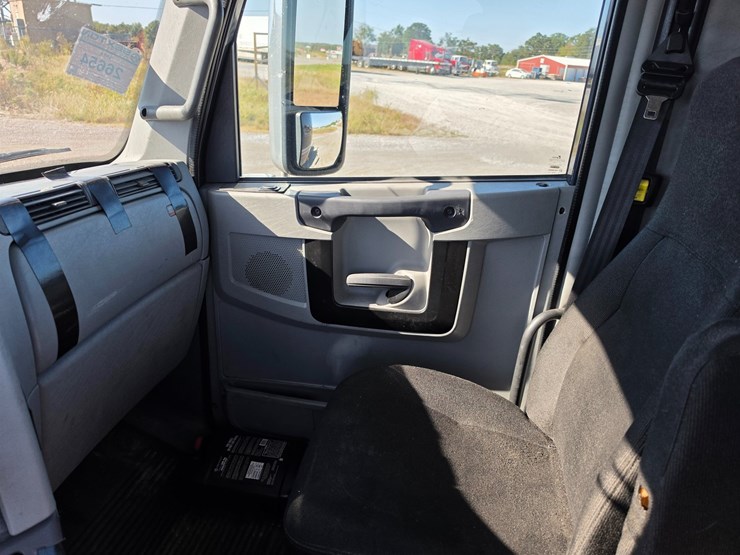 2016-freightliner-columbia-120-image-51