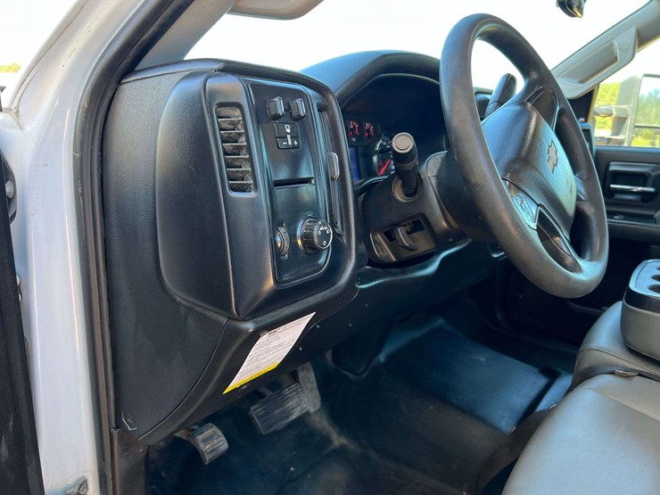 2019-chevrolet-silverado-5500hd-image-13