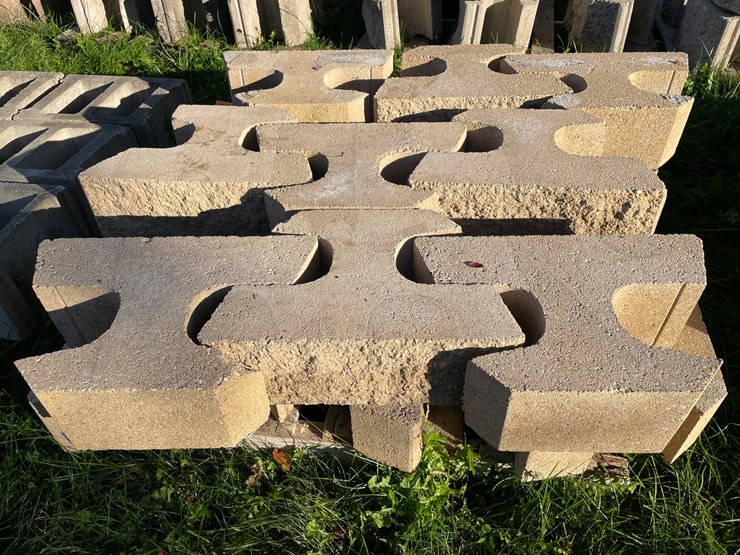 #3190-•-pallet-of-concrete-retaining-wall-blocks-image-7