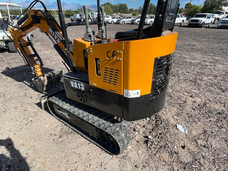 #3062-•-mini-excavator-image-9