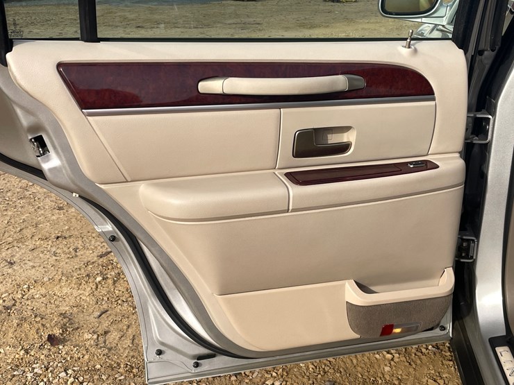 #201-•-2005-lincoln-town-car-(has-wi-title)-image-94