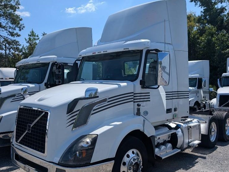 2018-volvo-10-image-1