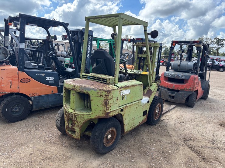 #42697-•-clark-f4-forklift-image-2
