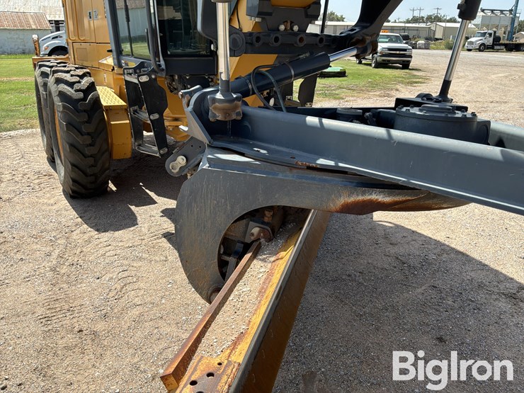 2013-deere-670g-image-19