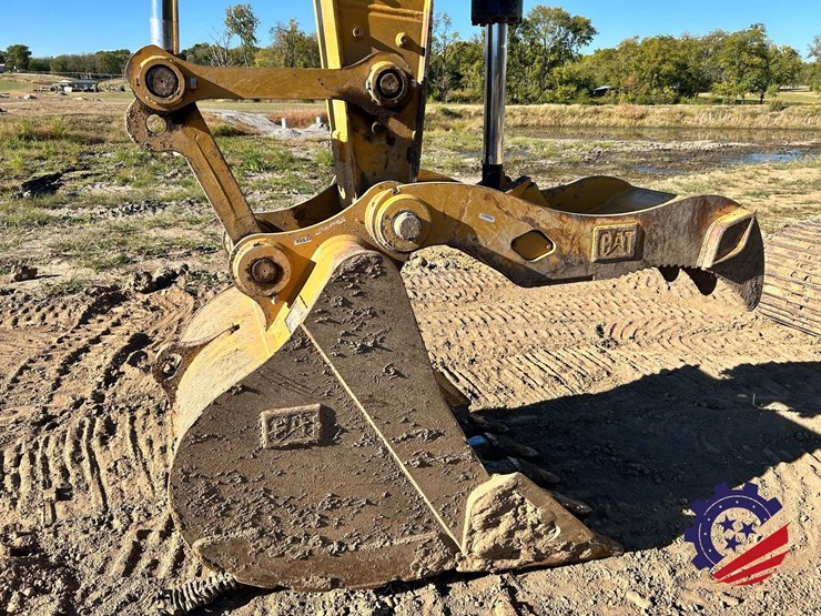 2018-caterpillar-320-image-9