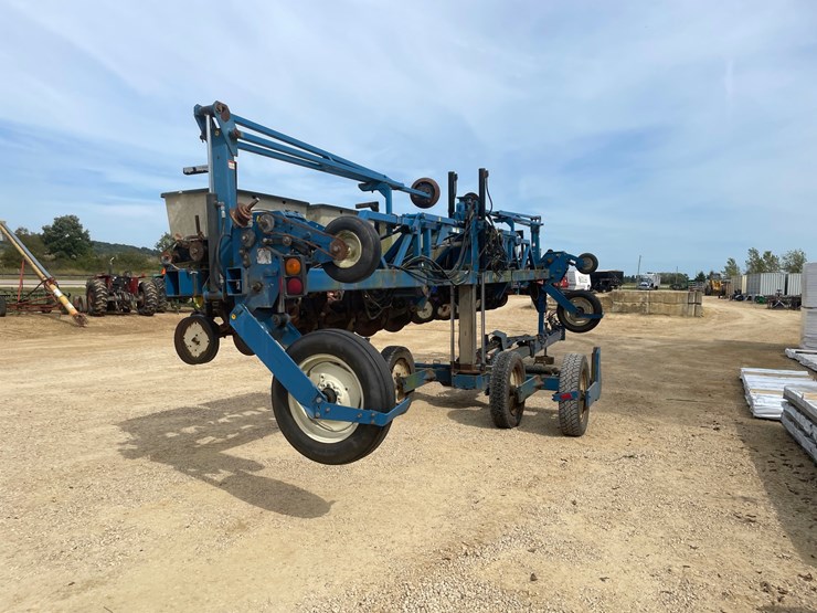 #1275-•-kinze-12'-corn-planter-image-5