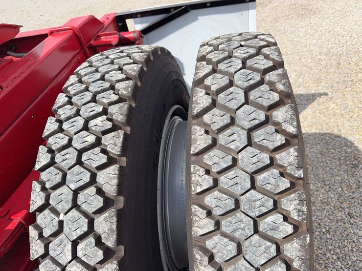 exceptional-international-kb-7-truck-with-fifth-wheel-hitch-image-51