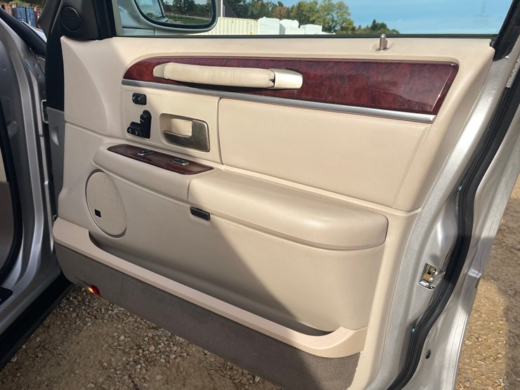 #201-•-2005-lincoln-town-car-(has-wi-title)-image-68
