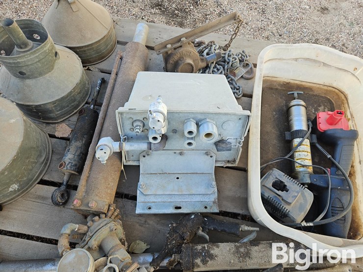 electric-grease-gun,-hydraulic-cylinder-and-other-items-image-17